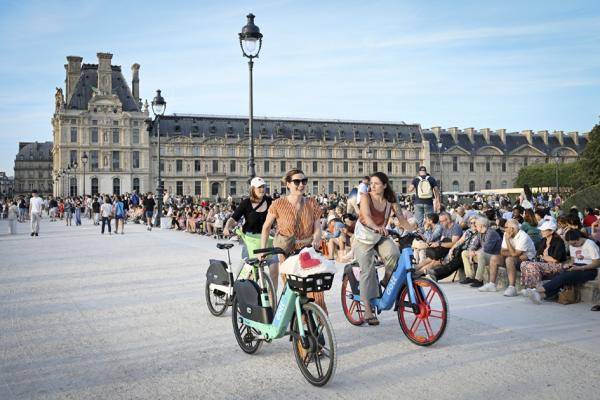 8月6日,人们在巴黎卢浮宫旁的杜乐丽花园, 观看2024年巴黎奥运热气球火炬。 (NATALIA KOLESNIKOVA/AFP via Getty Images) 2024年巴黎奥运热气球火炬图片,请见第5版