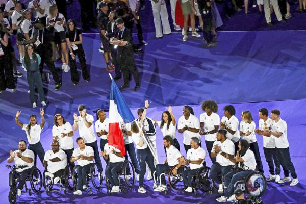 法国残奥会运动员团队在巴黎奥运会闭幕式上接过法国国旗。(JULIE SEBADELHA/AFP via Getty Images)