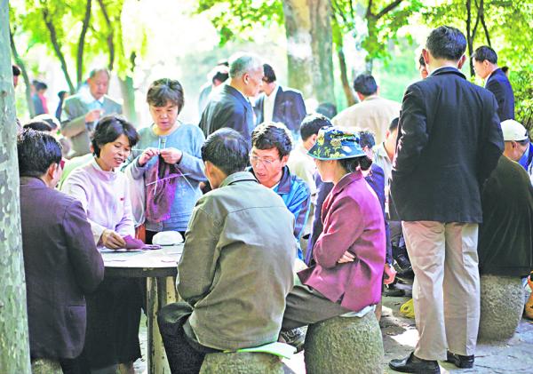 “掼蛋”是一项流行于中国江苏及周边地区的扑克牌游戏。(China Photos/Getty Images)