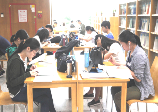 在深圳图书馆看书的人(Getty Images)