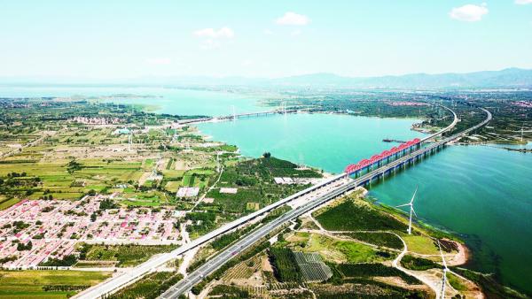 1969年北京曾受核威胁,林彪认为密云水库、官厅水库和怀柔水库会是苏军首先的轰炸目标。图为2019年北京西北方向的官厅水库中部鸟瞰,红色为京张高铁桥,下方为京藏高速路桥,上方为公路悬索桥怀来大桥(Charlie fong/Wiki/CC by-sa 4.0)