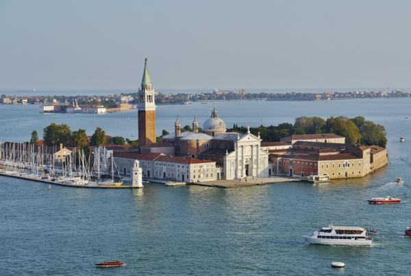 从圣马克钟楼远眺圣乔治•马焦雷岛(Zairon/Wikipedia/CC BY-SA 4.0)