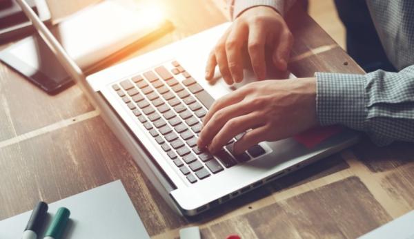 在国外,上网就如吃饭一样稀松平常;在国内,上网需要翻墙,还有可能被抓。(图片来源:翻拍)