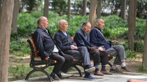 几位老人在安徽省阜阳市的一个公园里休息。(图片来源:Getty Images)