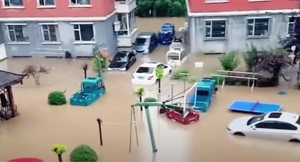 7月28日,吉林临江市遭遇洪灾,街道被淹汽车被泡。