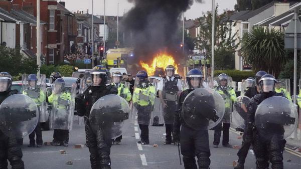 7月29日的袭击事件震惊英国,触发该国13年来最广泛的示威浪潮。图为:7月30日,英格兰西北部海滨城市南港(Southport)大批反穆斯林的抗议群众与警方爆发冲突,数十名警察受伤。(Getty Images)