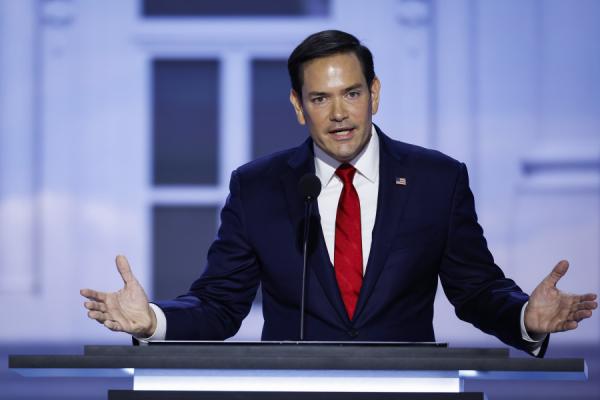 2024年7月16日,美国参议员马可・卢比奥(Marco Rubio)在密尔沃基的费瑟夫论坛(Fiserv Forum)上发表讲话。(图片来源:Chip Somodevilla/Getty Images)