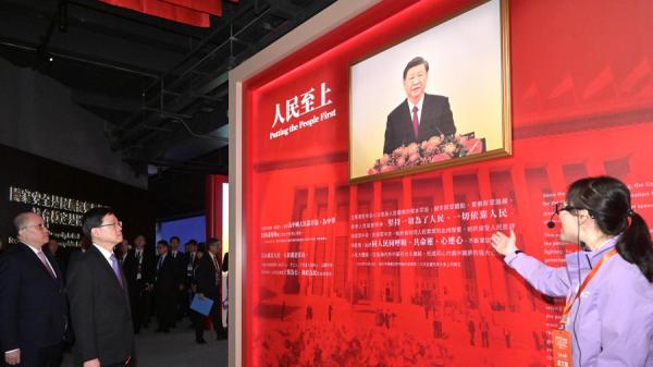 分析人士指,如果声称以 “ 人民至上 ” 的习近平肯听取民间诉求,放弃共产党体制,即可化险为夷。 (图片来源: 香港政府新闻处)