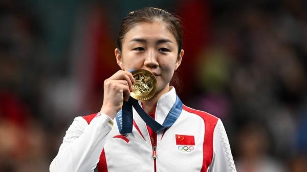 2024年8月3日,中国选手陈梦在巴黎奥运乒乓球女单决赛中夺得金牌,成功卫冕。(图片来源:JUNG YEON-JE/AFP via Getty Images)
