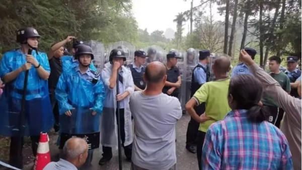 广西兴安县数十名村民因维权被防暴警察半夜闯家抓捕。(图片来源:网易号“群众来信”)