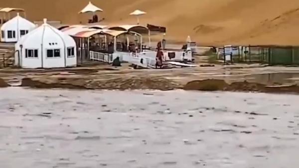 新疆塔克拉玛干沙漠近日爆发洪水。(图片来源:视频截图)