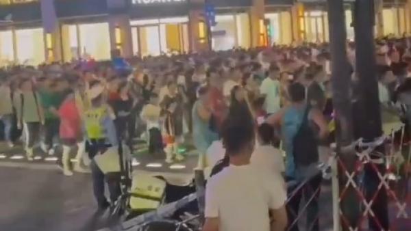 上海市民们集体上街 “ 散步 ”。(图片来源:视频截图)