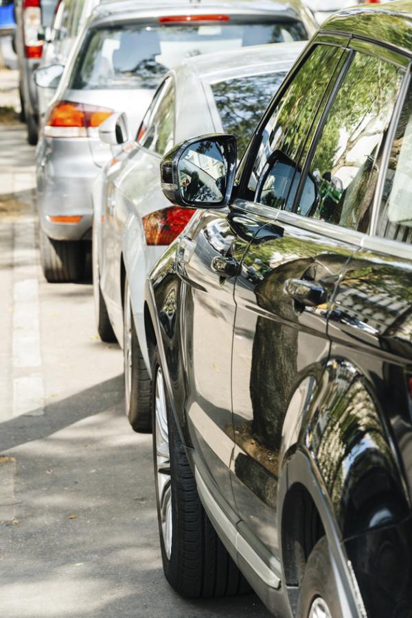 10月1日起，巴黎上调大部分外来私家SUV及大型或重污染车辆停车费。（123RF）