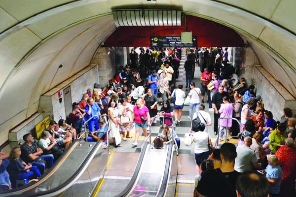 基辅大批民众在8月26日涌入地铁站内,躲避俄罗斯大批导弹与无人机的报复性攻击。(OLEKSANDR GUSEV/GLOBAL IMAGES UKRAINE VIA GETTY IMAGES