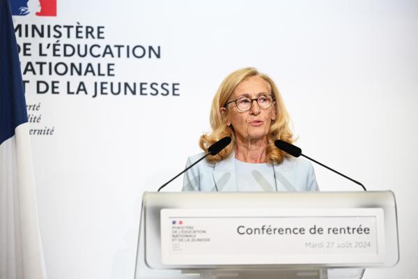 2024年8月27日,即将离任的法国教育和青年部长贝卢蓓召开新闻发布会。(BERTRAND GUAY/AFP via Getty Images)