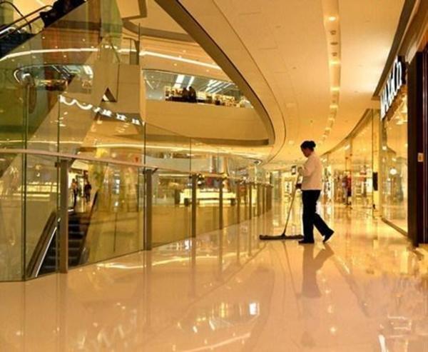 中国大陆经济萧条,市场冷清,就业困难。