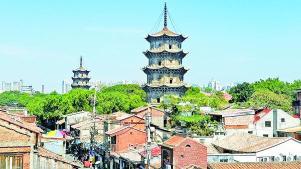 泉州古城西街和开元寺双塔(HMGIOVANNIV/WIKI/CC BY-SA 4.0)