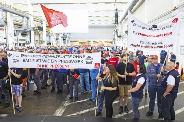 9月4日,大众员工在德国北部沃尔夫斯堡的股东大会抗议新举措。(MORITZ FRANKENBERG/POOL/AFP via Getty Images)