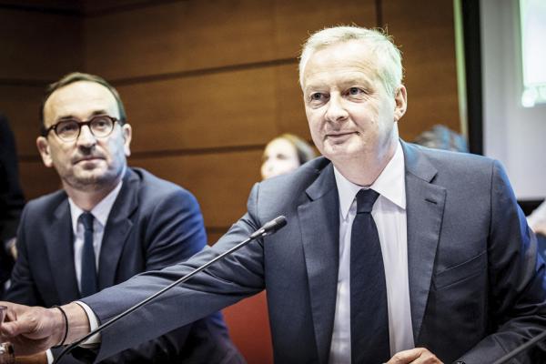 9月9日,即将离任的法国公共账户的部长级代理卡兹纳夫(左)与财政部长勒梅尔(右)出席法国国民议会财政委员会举行的关于2024年预算状况听证会。(AMAURY CORNU/Hans Lucas/AFP via Getty Images)