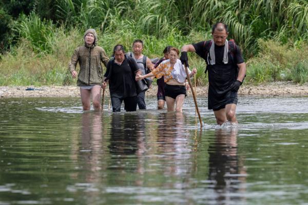 2023年9月21日,走线者穿越达连隘口(Darien Gap)进入巴拿马。(LUIS ACOSTA/AFP via Getty Images)