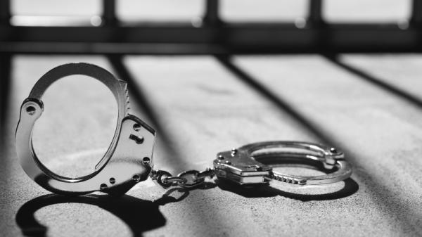 手铐 监禁 (图片来源: 翻拍)