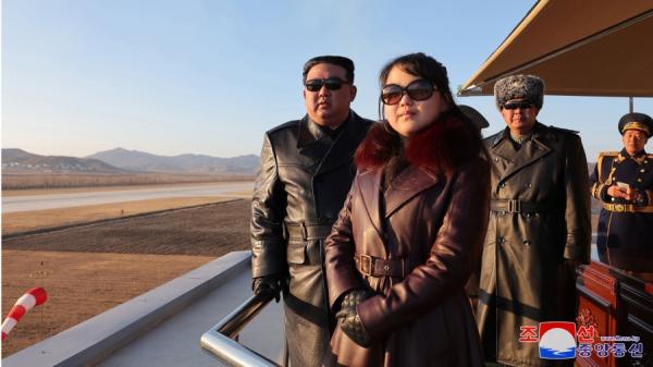 2023年11月30日,金正恩和金主爱前往空军司令总部,来视察航空节飞行训练时的场面。在照片中金主爱位在画面的“正中央”,而父亲金正恩站于身后。(图片来源:公用领域)