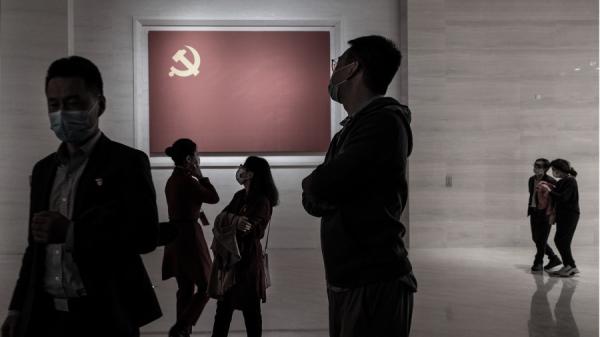 中共党旗下百姓 (图片来源:Kevin Frayer/Getty Images)