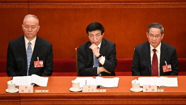图为2023年3月7日,政治局常委蔡奇(左)、王沪宁(中)和李强(右)出席全国人民代表大会第二次全体会议。