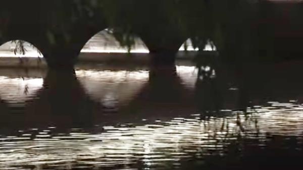 图为夜色中的中南海。(图片来源:公用领域)