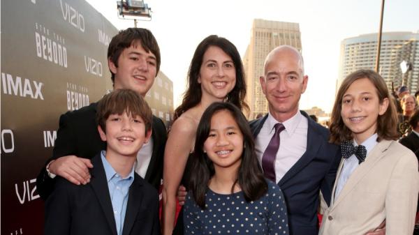 亚马逊总裁Jeff Bezos和家人 (图片来源:Todd Williamson/Getty Images)