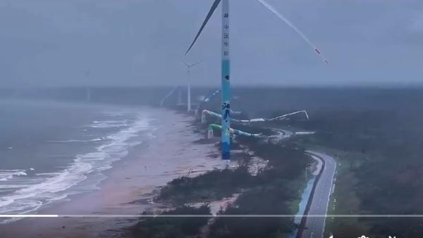 超强台风“摩羯”登陆海南文昌,华能集团多个造价千万元的风机被拦腰截断。(图片来源:视频截图)