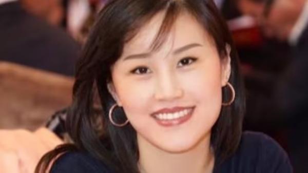 2024年9月3日,被控非法充当中国政府代理人的前纽约州长助理孙雯(Linda Sun)在法庭提审后离开位于布鲁克林的纽约东区联邦地区法院。(图片来源:公用领域 X平台)