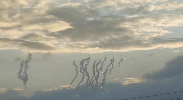 大陆网友发视频称。江西抚州9月11日下午17时许,天降数个火球。此神秘事件引发全网关注。(图片来源:微博)