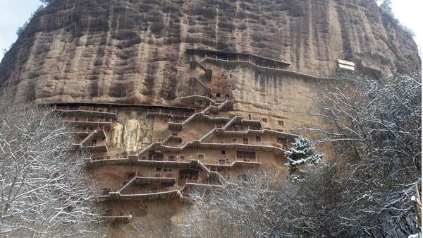 正面仰望麦积山的石窟与栈道(Mars-manRom/Wikipedia/CC BY-SA 3.0)