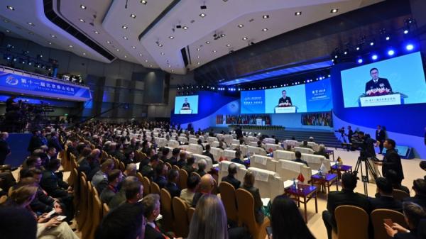 中共国防部长董军在北京国际会议中心举行的第11届香山论坛开幕式上致词。(图片来源:ADEK BERRY/AFP via Getty Images)