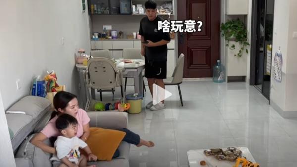 安徽一居民家里放在茶几上的月饼发生“爆炸”,孩子吓哭。(图片来源:视频截图)