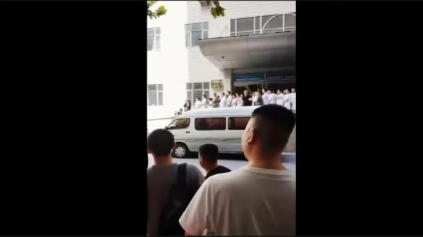 尚爱加的死引起了震动,大量人在医院门口送行。(视频截图)