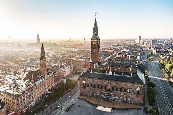 位于广场上的哥本哈根市政厅(European Commission/ Joshua Andrew Gross/Wikipedia/CC BY 4.0)