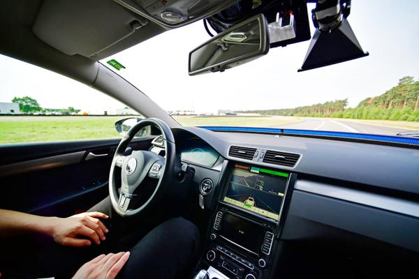 一名司机正在展示专为高速公路设计的自动驾驶系统。(Alexander Koerner/Getty Images)
