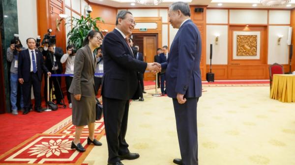 2024年10月12日,越南国家主席苏林(右)接见到访的中共国务院总理李强。(图片来源:LUONG THAI LINH/EPA POOL/AFP via Getty Images)