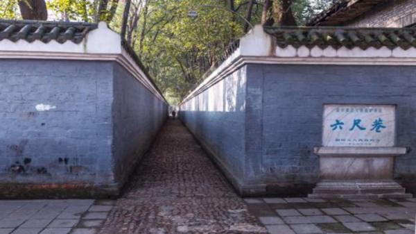 图为安徽省的六尺巷。(网络图片)