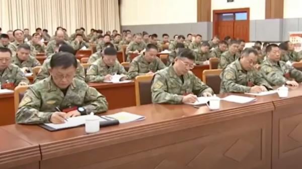 张又侠在台上讲话,台下各将领都在做笔记。(视频截图)