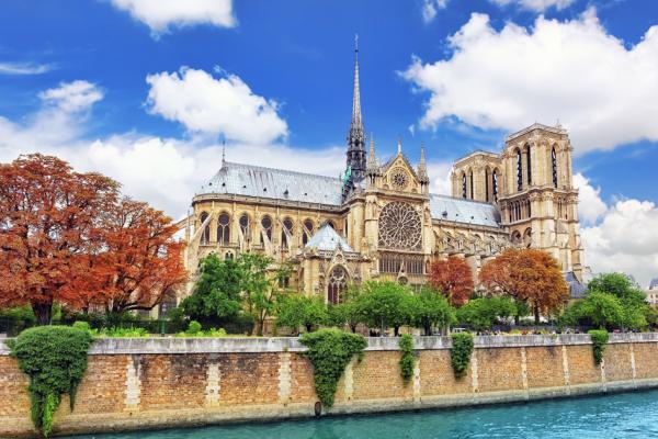 遭受火灾前的巴黎圣母院(123RF)