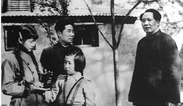 自左至右(刘松林、毛岸英、李讷、毛泽东)。(网络图片)