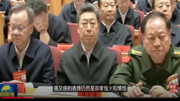 张又侠表情恼火和愤恨的看着习近平。