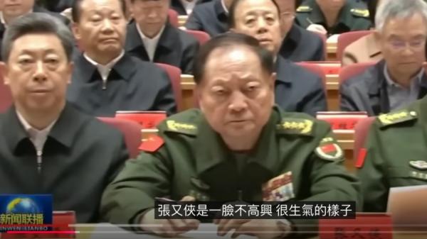 习近平在台上讲话,张又侠一脸不高兴,很生气的样子。