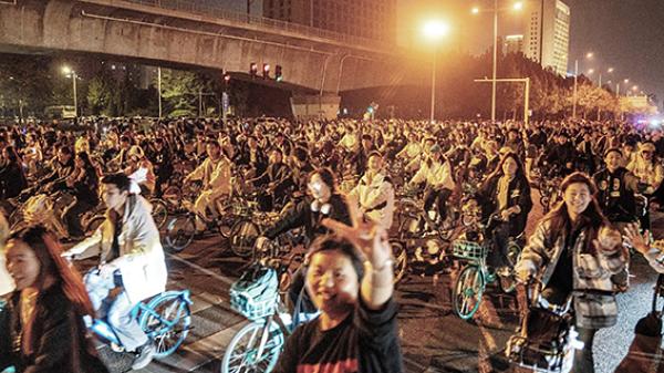 郑州大学生夜骑开封。(视频截图)