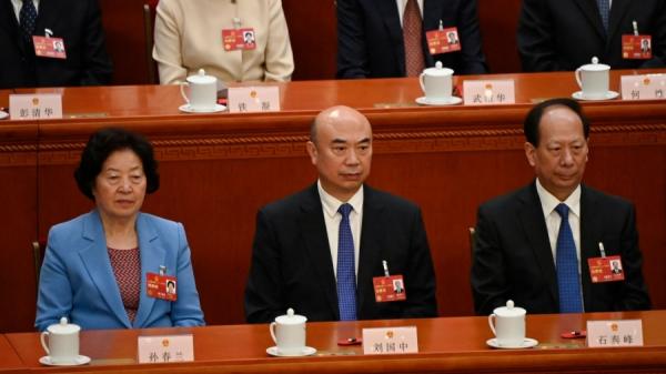 图为全国政协副主席石泰峰(右)于2023年3月11日在北京人民大会堂出席全国人民代表大会第四次全体会议。