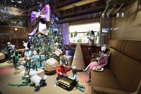 春天百货的圣诞橱窗为开往北极的春天快车。(STEPHANE DE SAKUTIN/AFP via Getty Images)