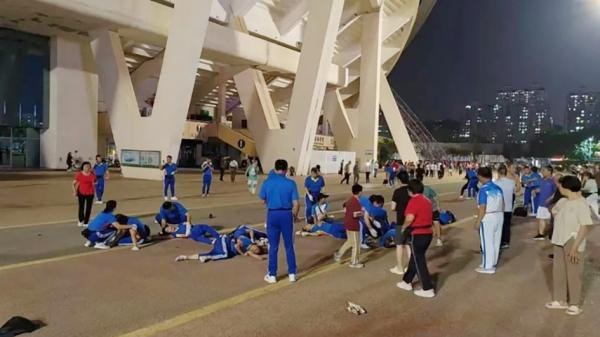 文/Li Shiting 近日,广州市发布的9月失业率数据显示,失业率已达到惊人的37%,创历史新高。与此同时,另一个数字也在快速攀升——偷盗案件的发案率。从这一系列数据中,可以看出当前中国社会的困局:经济持续下行,失业率不断攀升,社会治安问题日益突出,而这一切将可能在即将到来的中国传统新年期间进一步恶化。 失业率居高不下:何以为生? 近年来,中国经济陷入低迷,传统制造业和服务业受挫,互联网行业裁员频繁,各地就业市场表现低迷。据广州官方数据显示,9月失业率高达37%,这一数据虽未得到全国范围的官方确认,但作为南方经济中心的广州,其情况无疑具有代表性。 失业率高企直接影响到居民的生活质量。过去,即便是普通的体力劳动者,也可以轻松找到一份月薪数千元的工作,维持基本生活。然而,在如今失业率居高不下的背景下,大量劳动者不仅失去了经济来源,也看不到未来的希望。 失业不仅影响到基本生存,更让许多人面临“体面”的难题。新年将至,按照中国传统文化,回家过年是一年中最重要的社交仪式,而这种仪式需要金钱来支撑。从礼品到旅行费用,再到人情往来,没有经济来源的失业者为了维护表面体面,不得不铤而走险。 治安隐忧:偷盗案件频